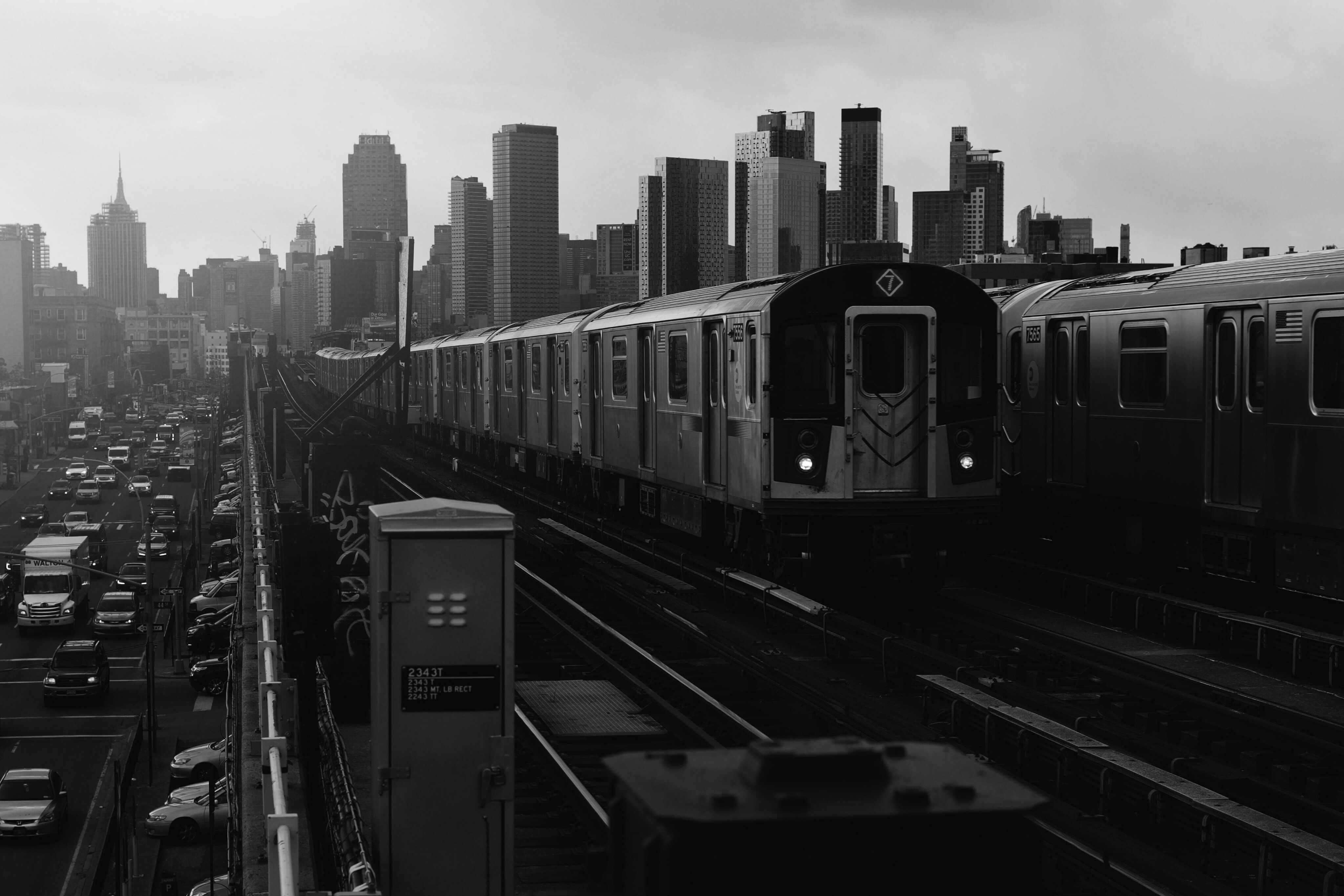 Picture of a 7 train moving on upper level train track.